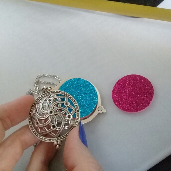 Aromatherapy celtic design necklace - Picture 4 of 4